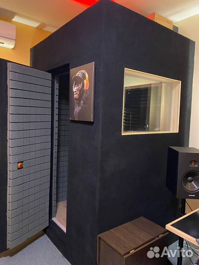 Вокальная будка и диваны