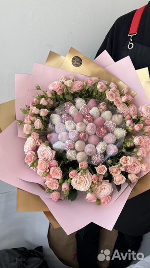 Букет из клубники и цветов