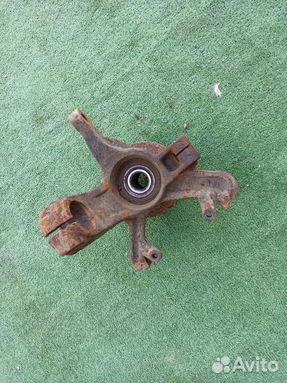 Поворотный кулак передний правый Ford Focus 1