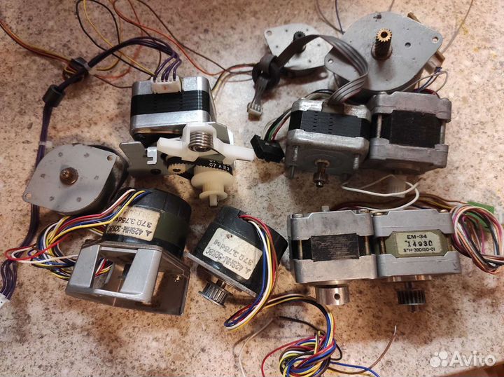 Шаговый двигатель