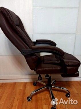 Офисное кресло с подножкой