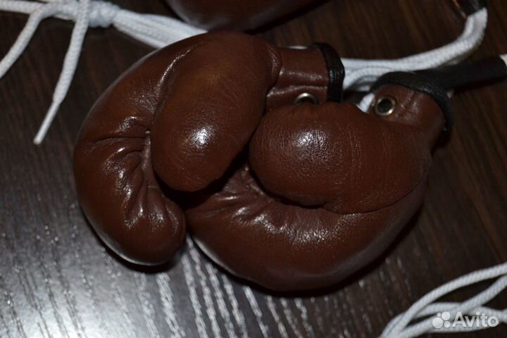 Две пары коричневых сувенирных боксерских перчаток