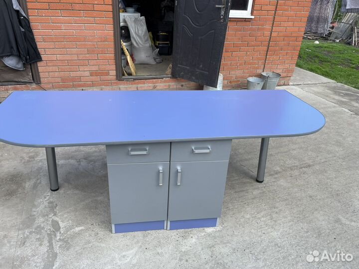 Стол и кровать