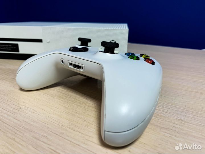 Игровая консоль Microsoft Xbox One S 500Gb, без иг