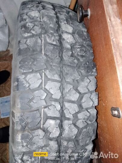 Royal Black Royal Stud 235/70 R16 109