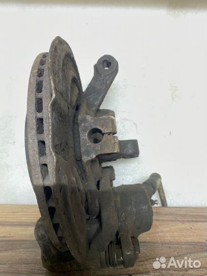 Кулак поворотный передний левый Renault Symbol 1