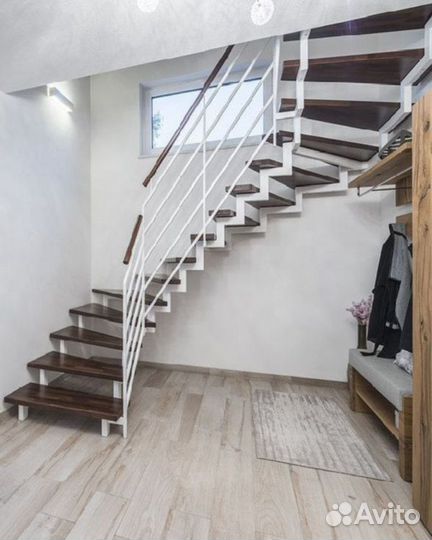 Металлические лестницы с отделкой деревом