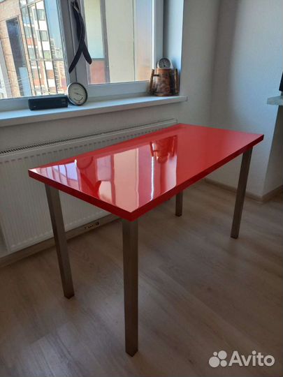 Стол красный. икеа