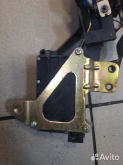 Замок дверной передний правый Hyundai Accent