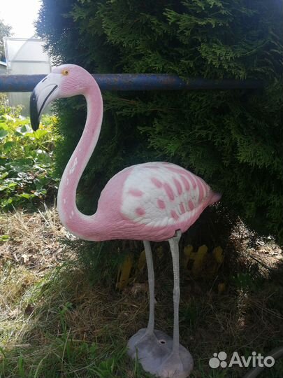 Садовая фигура фламинго