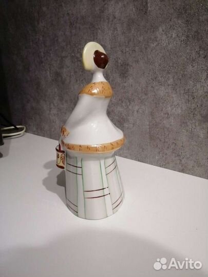 Фарфоровая фигура Девушка с ведром Бронницы