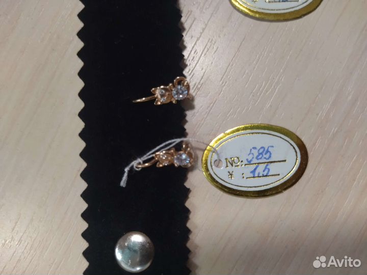 Золотые серьги детские, цены разные