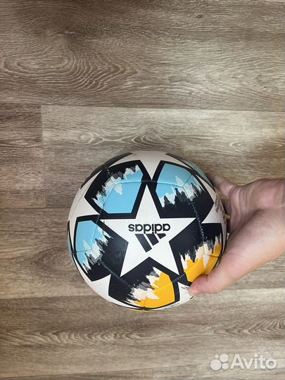 Футбольный мяч adidas