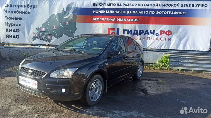 Обшивка двери багажника верхняя правая Ford Focus