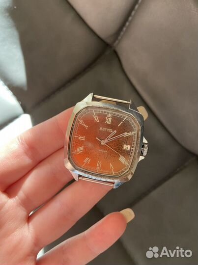 Часы СССР Восток с календарем механические