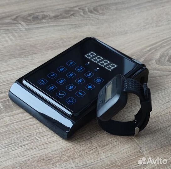 Пульт вызова персонала и часы пейджер сотруднику