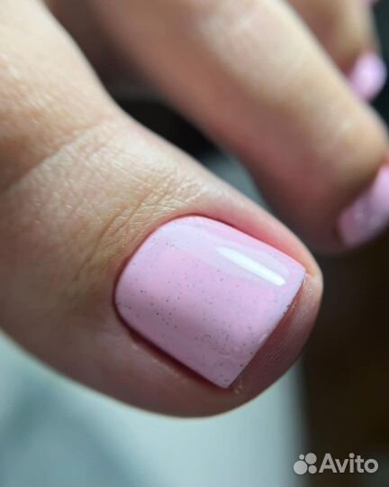 Педикюр с покрытием лаком