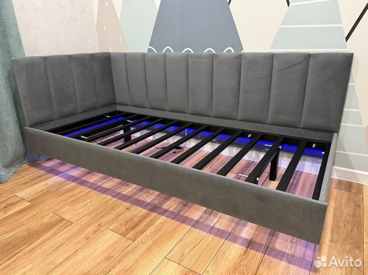 Детская парящая кровать на металлокаркасе