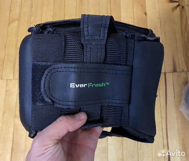 Спортивные принадлежности, перчатки, шлем