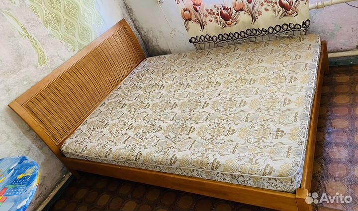 Кровать с матрасом 200х160