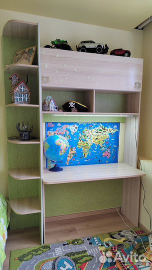 Письменный стол для школьника с полками