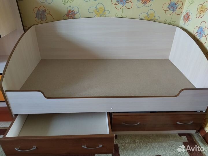 Кроватка с выдвижными ящиками