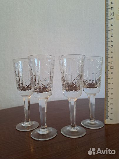 Хрустальный графин с рюмками