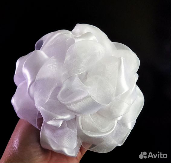 Банты для волос белые. Белые банты в коробке