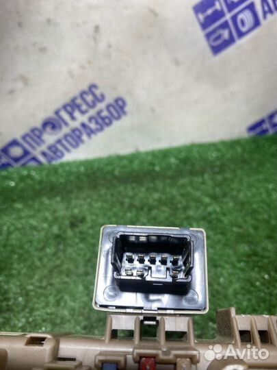 Блок предохранителей салонный Toyota Corolla