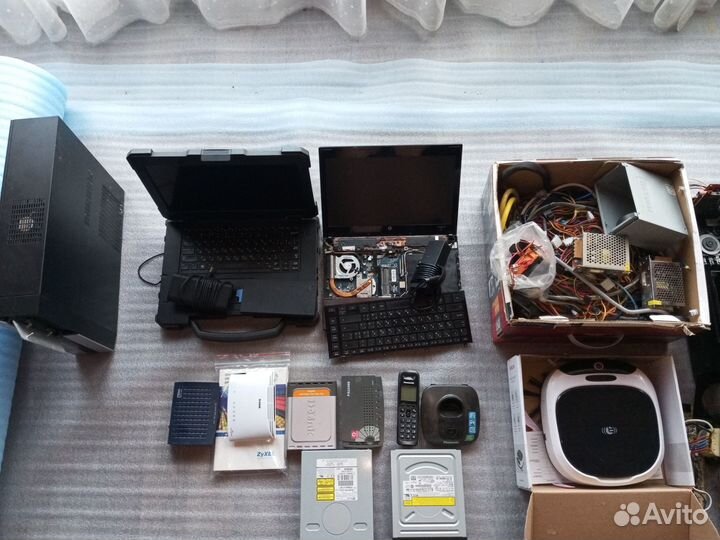 Ноутбуки и радиодетали в ассортименте