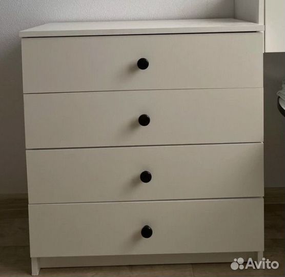 Комод с ручками