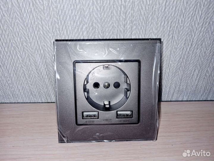 Розетка встраиваемая новая с USB