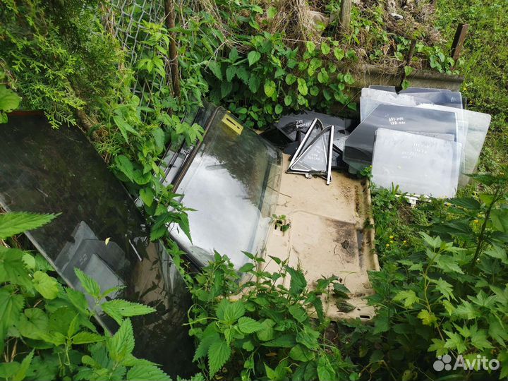 Стекло лобовое заднее дверей форточки