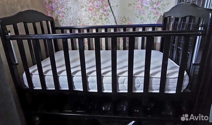 Детская кровать с маятником