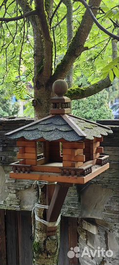 Кормушка для птиц и белок из дерева