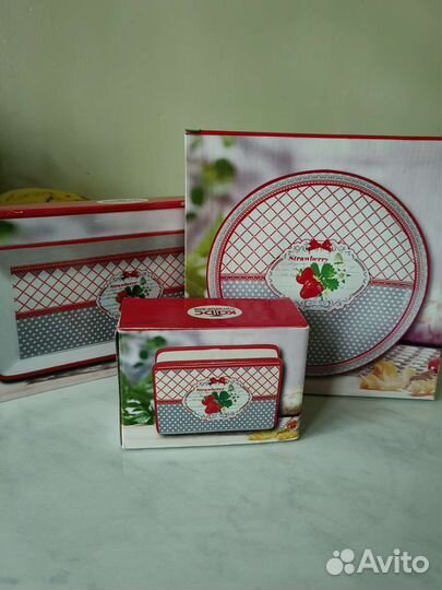 Набор посуды: салфетница, блюдо, тарелка