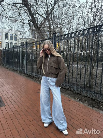 Укороченный шоколадный бомбер в замше over size