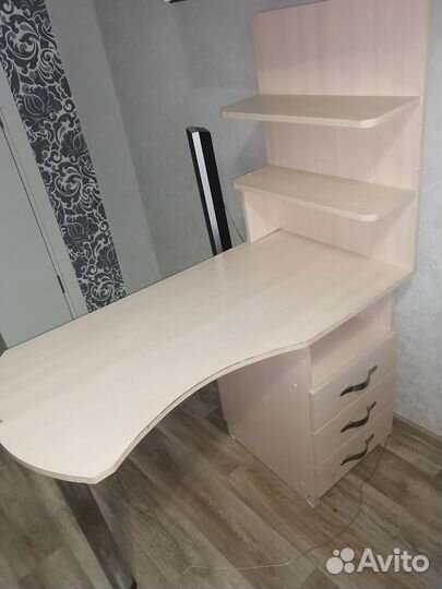 Маникюрный стол