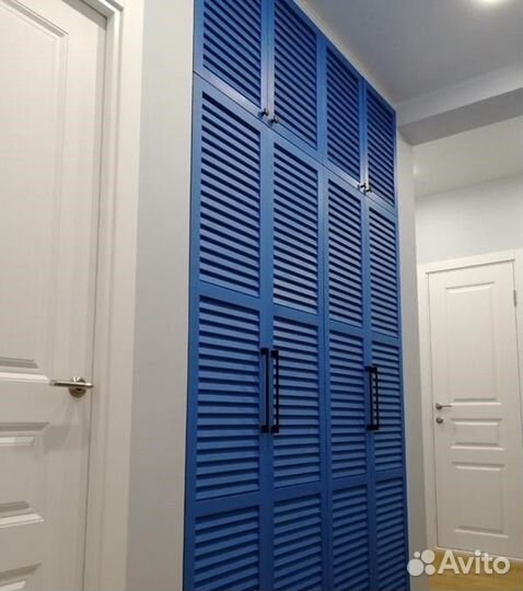 Шкаф с жалюзийными дверьми