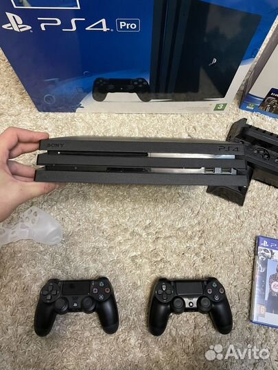 Sony PS4 PRO 1Tb, 2 джоя