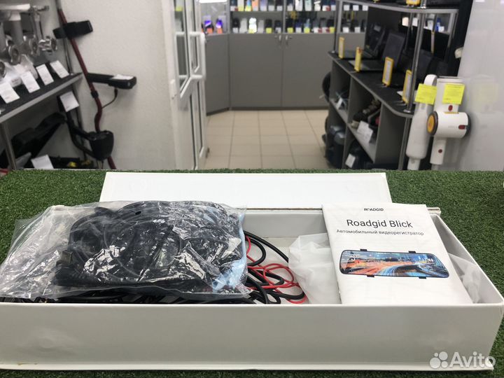 Видеорегистратор-зеркало roadgid blick wifi(Новый)
