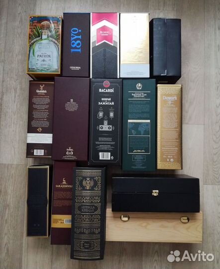 Подарочная упаковка и пустые бутылки от алкоголя