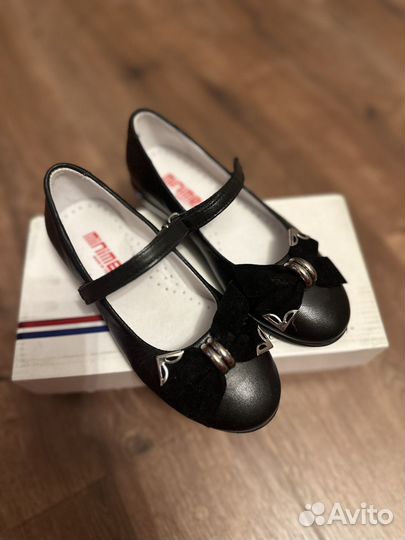Туфли для девочки 28 размер новые