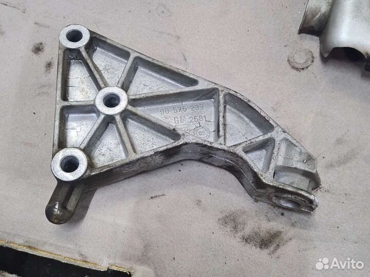 Опель астра Зафира кронштейн крепления МКПП F-17