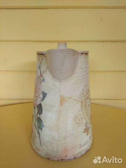 Декоративный жестяной кувшин