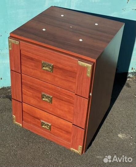 Тумбочка на колесиках