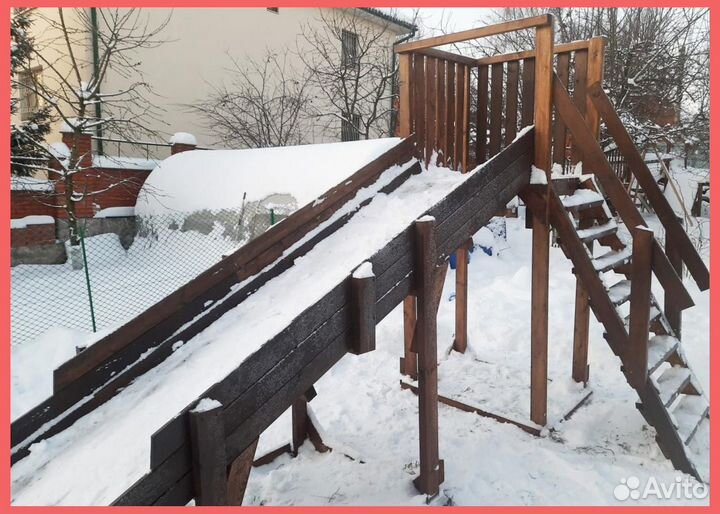 Зимняя деревянная заливная горка