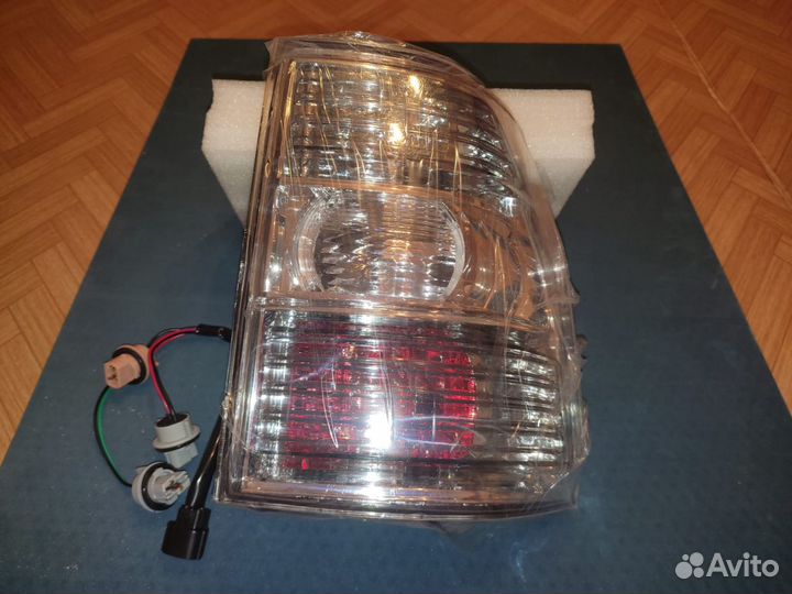 Фонарь задний правый Pajero 4 2006- V93,V97,V98