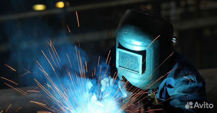 Сварщик ручной дуговой сварки