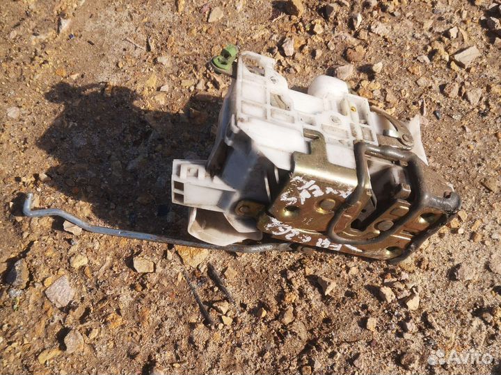 Замок передний правый Avensis